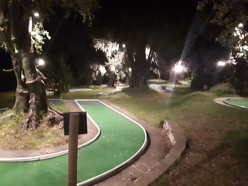 Parcours mini golf en nocturne